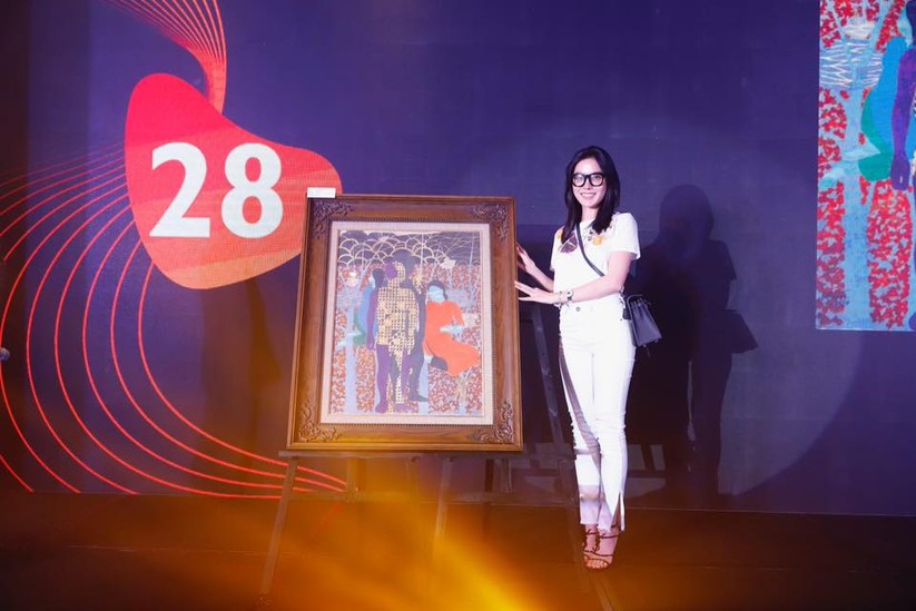 MC Phan Anh và người mua tác phẩm của họa sĩ Đinh Thị Thắm Poong