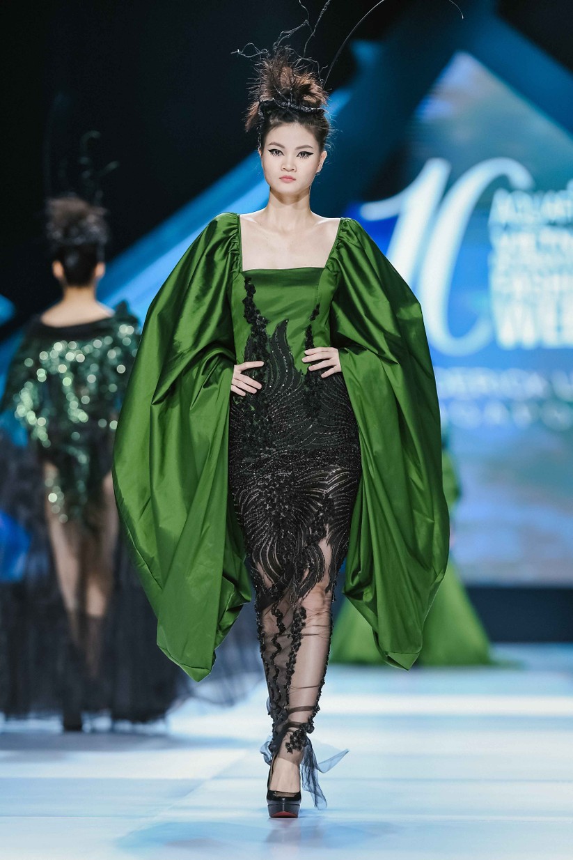 Hoa hậu H'Hen Niê cưỡi ngựa, siêu mẫu Thanh Hằng hóa quái kiệt ảnh 7