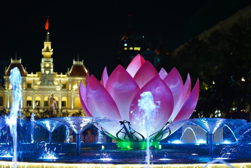 Khánh thành Đài phun nước trong cụm công trình 430 tỉ phố đi bộ Nguyễn Huệ ảnh 5