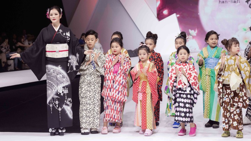 Lý Nhã Kỳ mặc Kimono làm vedette trong show của nhà thiết kế Nhật Bản ảnh 10
