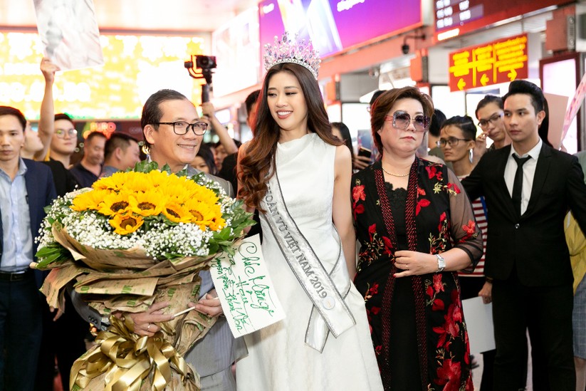 Hoa hậu Khánh Vân và hai Á hậu đẹp rạng rỡ ngày trở về ảnh 9
