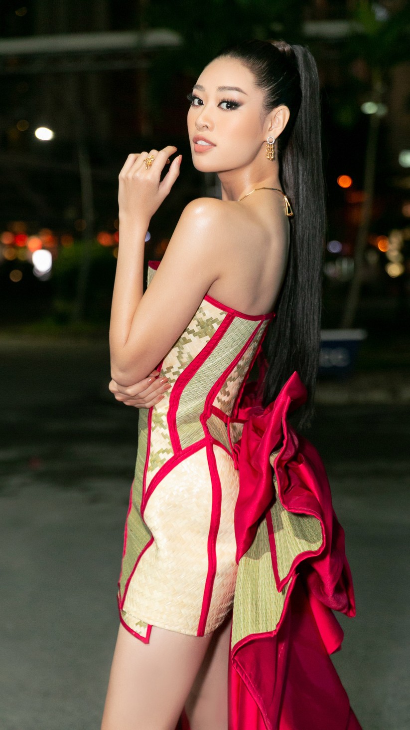 Hoa hậu Khánh Vân mặc trang phục với thông điệp bảo vệ làng nghề làm chiếu ảnh 3