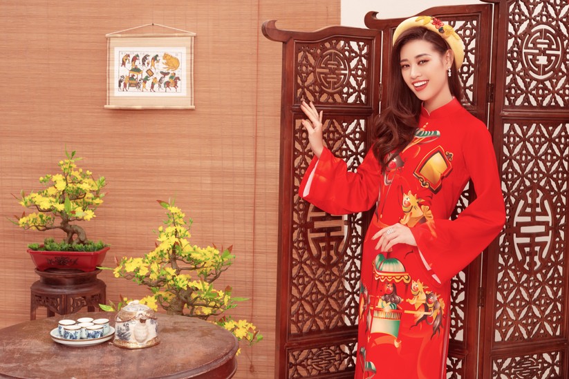 Hoa hậu Khánh Vân trong áo dài của NTK Thủy Nguyễn 