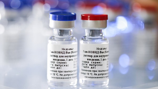 Ý kiến trái chiều gay gắt về vắc-xin COVID-19 “sốt xình xịch” của Nga ảnh 1