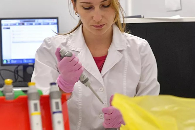 Một nhà khoa học làm việc tại Viện Gamaleya trong quá trình thử nghiệm vaccine ngừa COVID-19 (Ảnh- Sputnik)