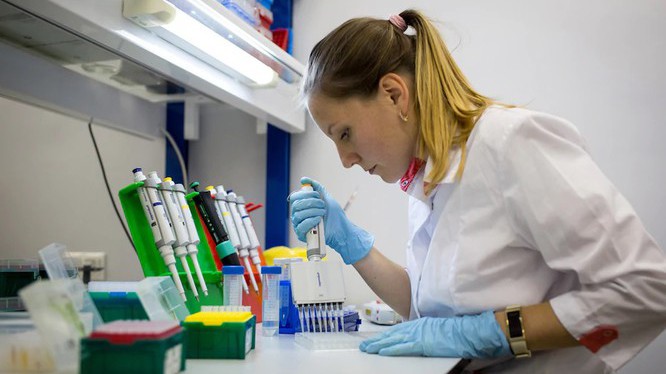 Một kỹ thuật viên phòng thí nghiệm thực hiện giai đoạn thử nghiệm vaccine Sputnik V tại Viện Gamaleya ở Moscow (Ảnh- Bloomberg)
