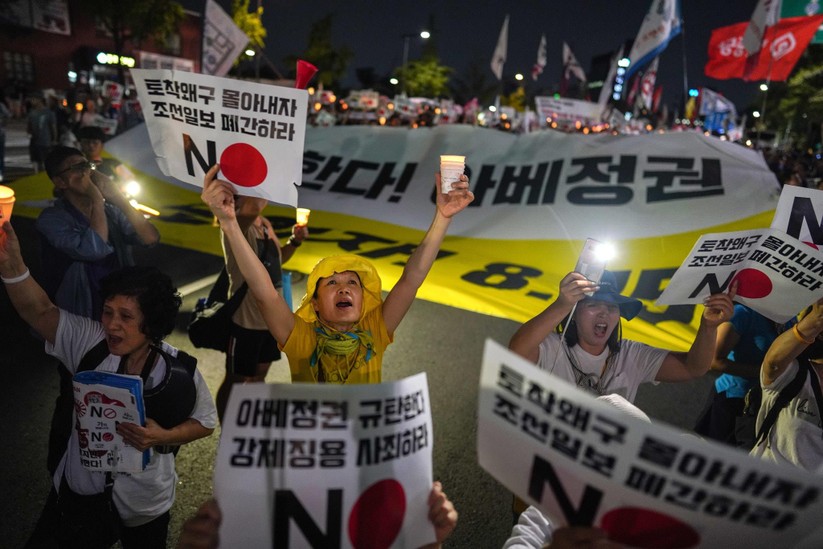 Người dân Hàn Quốc kêu gọi tẩy chay hàng hóa Nhật Bản (Ảnh: NYTimes)