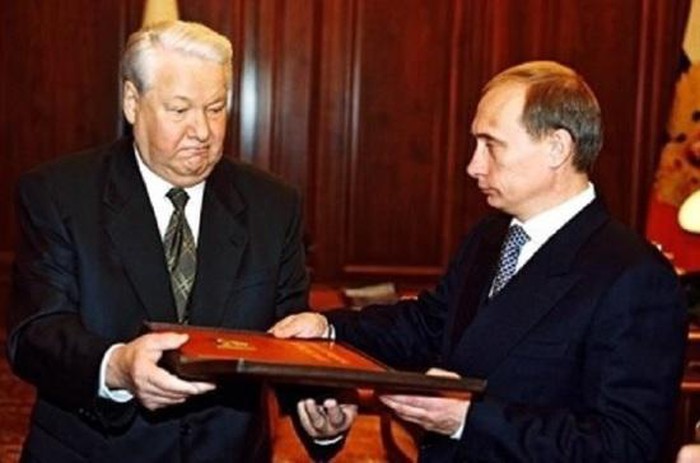 Boris Yeltsin trao quyền Tổng thống Nga cho V.Putin ngày 31/12/1999 (Ảnh của Kremlin.ru)