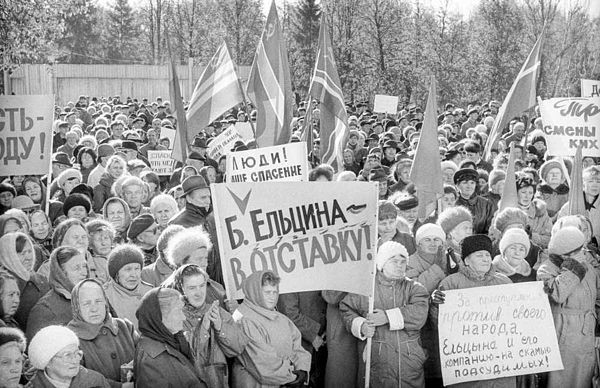 Trong năm 1998, người dân Nga xuống đường biểu tình phản đối cựu Tổng thống Nga Boris Yeltsin với khẩu hiệu “Cực lực phản đối cải cách theo kiểu phá hoại kinh tế”, “Boris Yeltsin phải từ chức ngay!”, “Phải đưa ngay Boris Yeltsin và bè lũ ra xét xử!” (Ảnh của “Báo Nước Nga”)