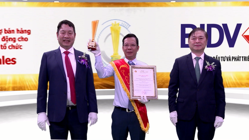 Ông Nguyễn Thanh Long – Giám Đốc TT CNTT nhận giải Ứng dụng hỗ trợ bán hàng trên thiết bị di động cho khách hàng tổ chức-B.Sales