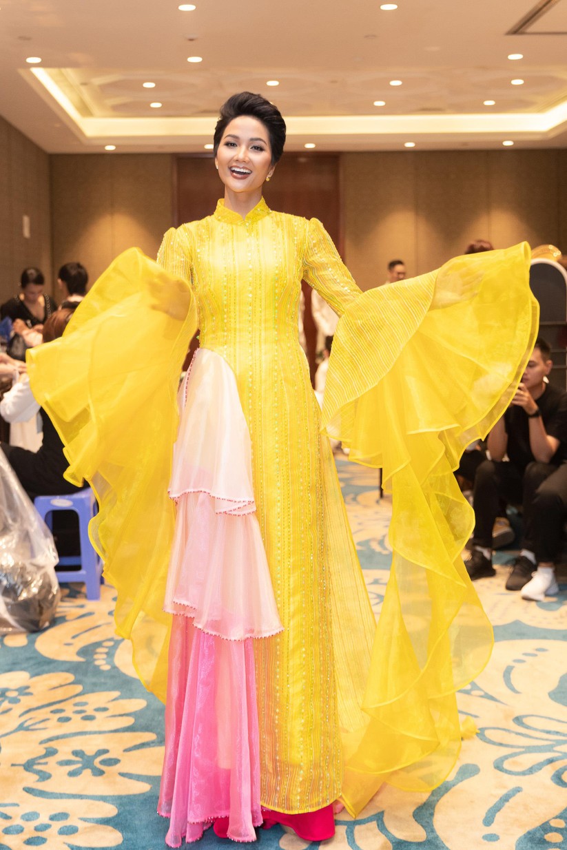 Bất ngờ với hình ảnh Hoa hậu H’Hen Niê mặc áo dài đi xe máy ảnh 9