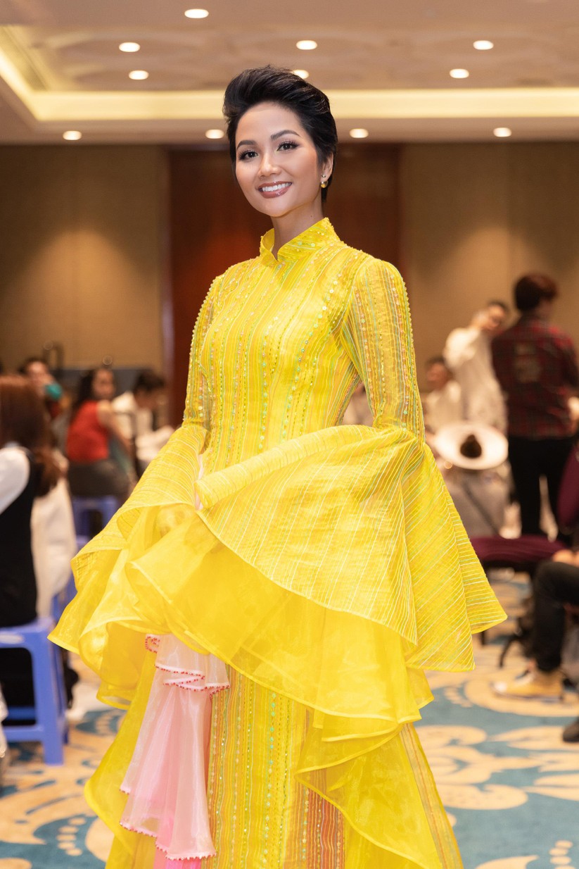 Bất ngờ với hình ảnh Hoa hậu H’Hen Niê mặc áo dài đi xe máy ảnh 8