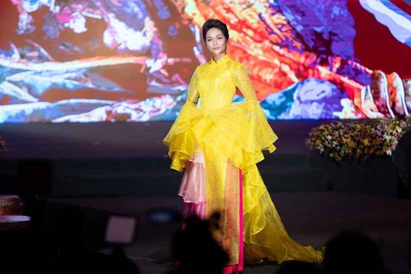 Bất ngờ với hình ảnh Hoa hậu H’Hen Niê mặc áo dài đi xe máy ảnh 12