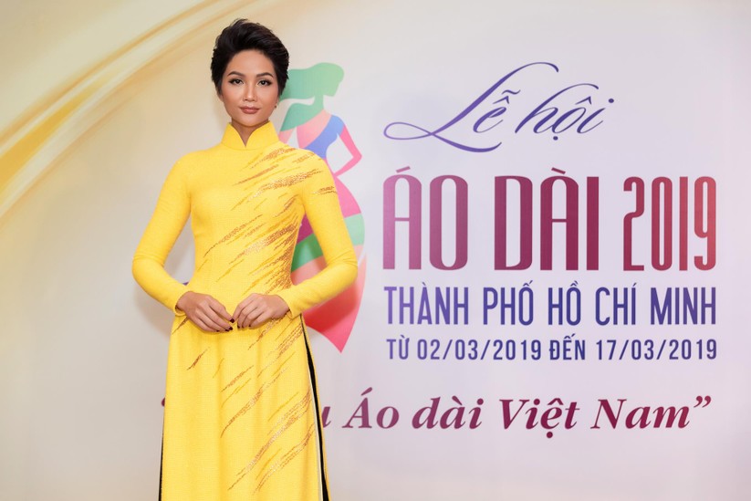 Bất ngờ với hình ảnh Hoa hậu H’Hen Niê mặc áo dài đi xe máy ảnh 5