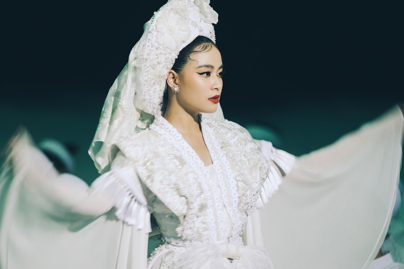 Hoàng Thùy Linh “lên đồng” muốn được tôn thờ với “Tứ Phủ” ảnh 1