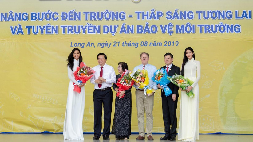 Hoa hậu H’Hen Niê và Á hậu Hoàng Thùy thướt tha áo trắng thả dáng sân trường ảnh 10