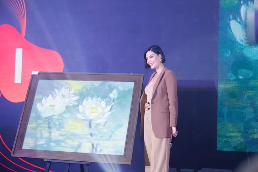 Cựu người mẫu Vũ Cẩm Nhung bên tác phẩm 