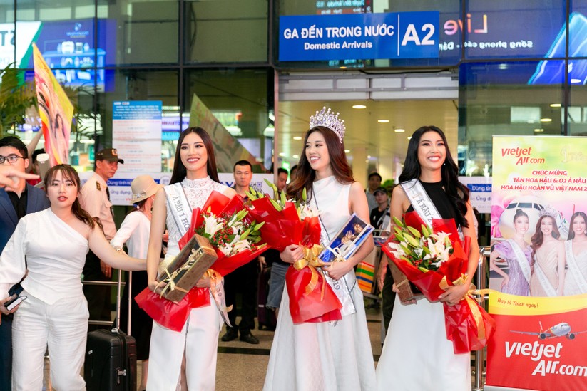 Hoa hậu Khánh Vân và hai Á hậu đẹp rạng rỡ ngày trở về ảnh 2