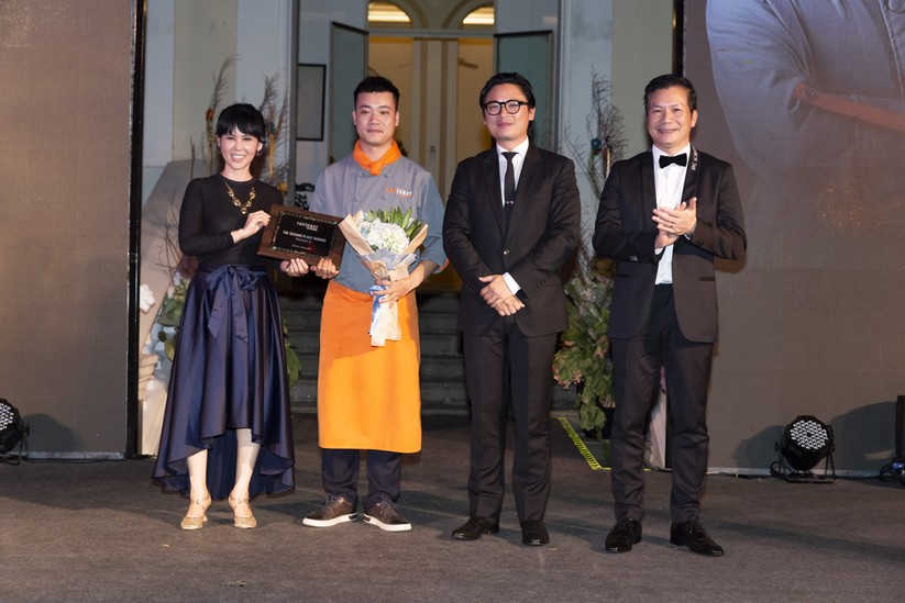 Giám khảo trao tặng phần thưởng tới Quán quân Top Chef mùa 2 