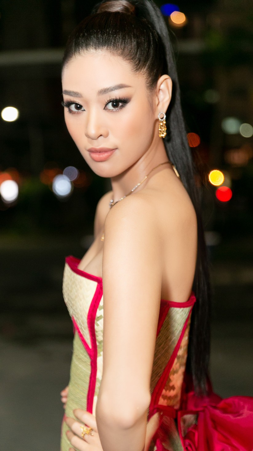 Hoa hậu Khánh Vân mặc trang phục với thông điệp bảo vệ làng nghề làm chiếu ảnh 2