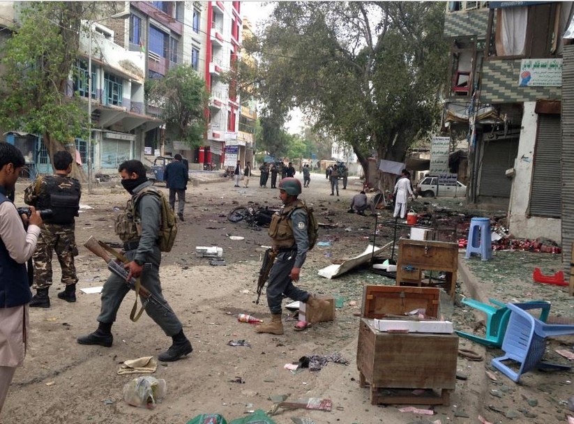 Hiện trường một vụ đánh bom mà IS thực hiện ở một ngân hàng tại thủ đô Kabul, Afghanistan (Ảnh: Time)